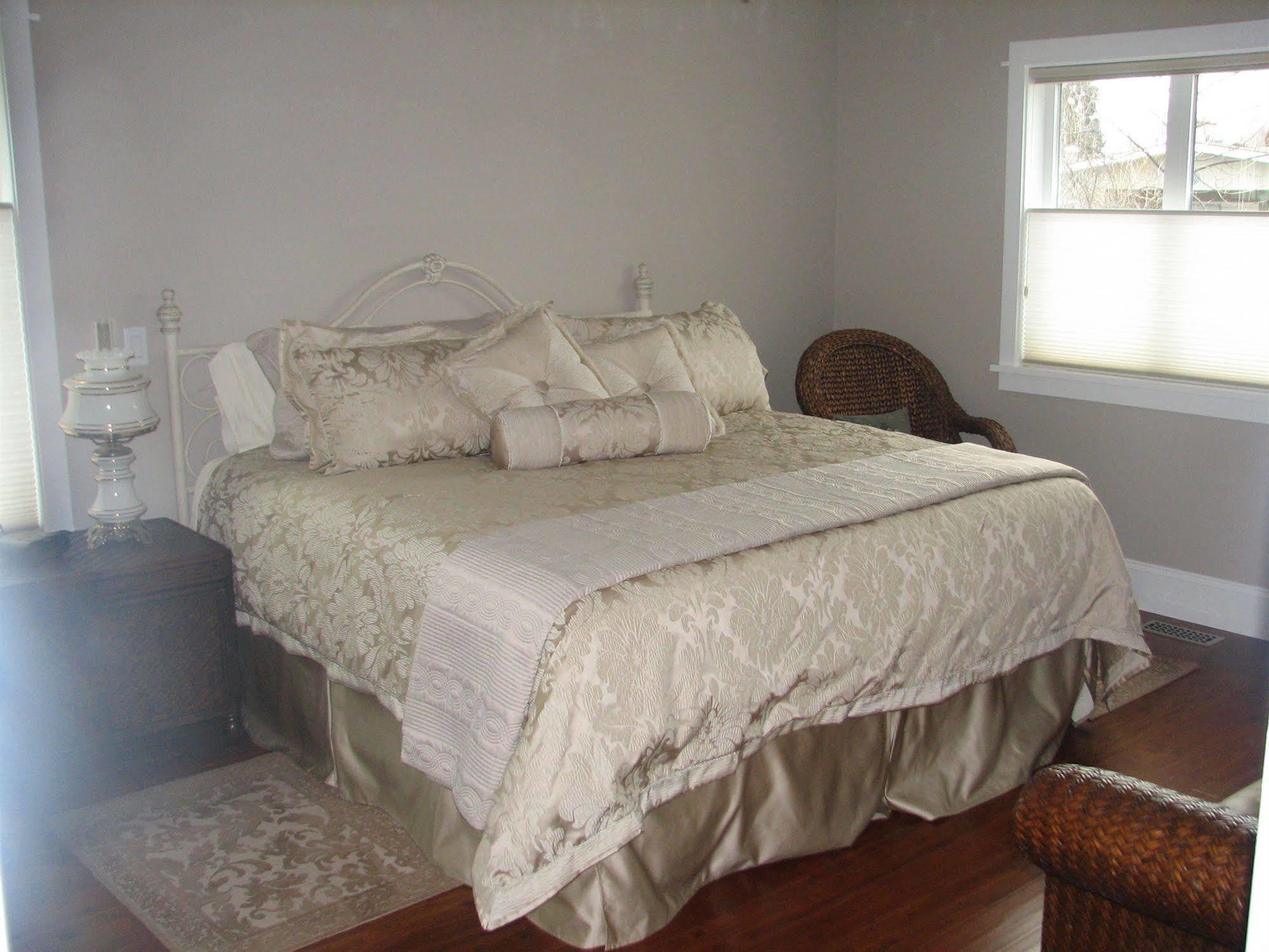 Chesterfield Inn Kelowna Dış mekan fotoğraf